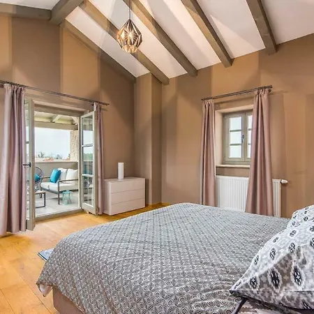 Villa Nova Vas Sleeps 8 Pool Air Con Wifi *
