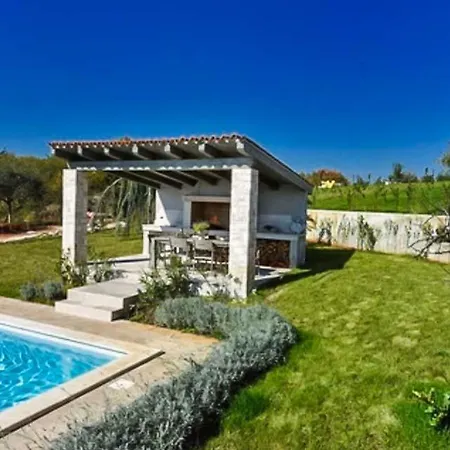 Villa Nova Vas Sleeps 8 Pool Air Con Wifi