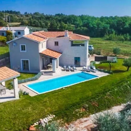 Villa Nova Vas Sleeps 8 Pool Air Con Wifi *
