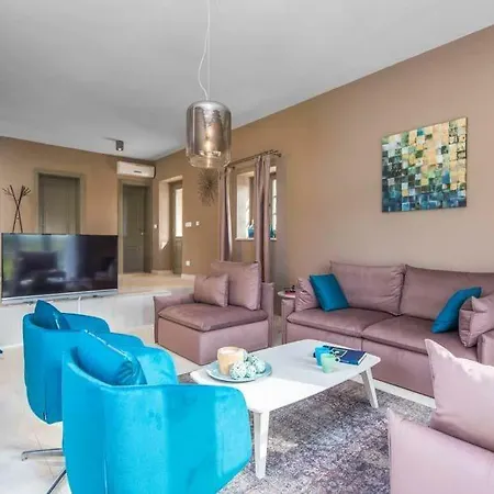 Nova Vas Sleeps 8 Pool Air Con Wifi Вилла